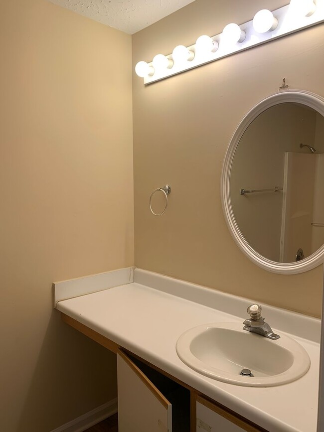 Building Photo - 3 Bedroom 2 Bath Townhouse Available Now on Jasmine Cove Way