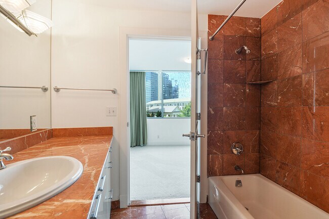 Building Photo - 700 Park Regency Pl NE