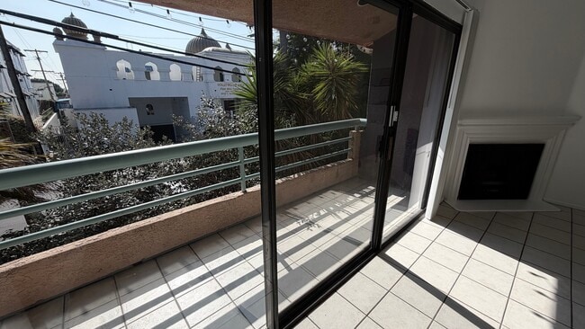 Front balcony - 4627 Finley Ave