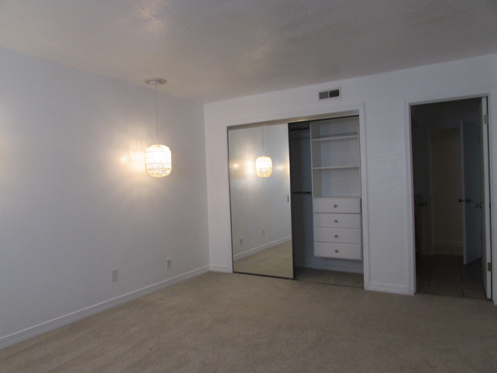 Building Photo - 3150 Lakeside Dr