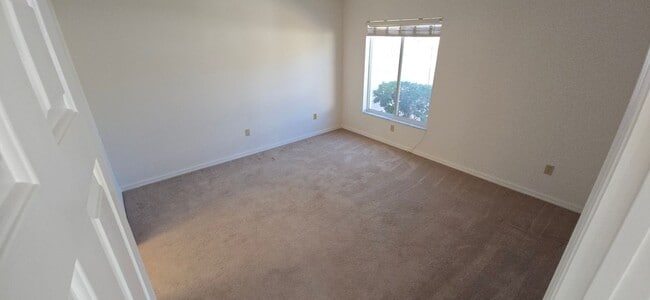 Building Photo - Prime Location – Just Minutes from Lake Su...