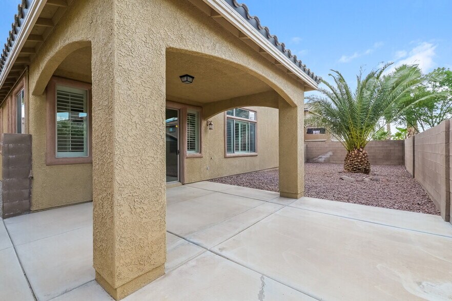 Building Photo - 868 Bussora Rose Dr