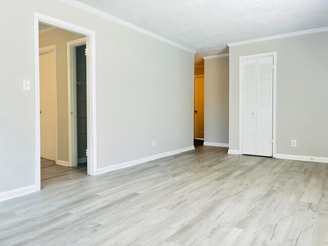 Building Photo - 1733 Finchley Dr