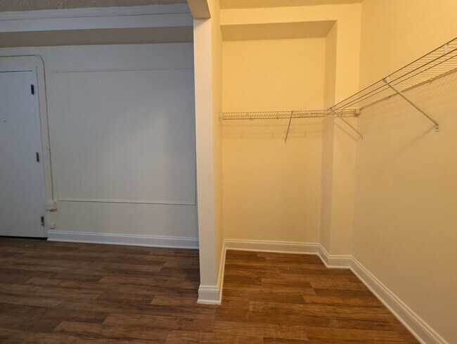 Building Photo - 5417 N Kenmore Ave