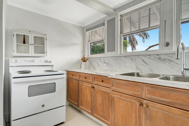 Building Photo - 515 46th St