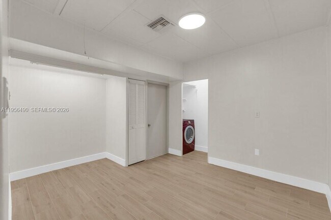 Building Photo - 1101 NE 24th Ct