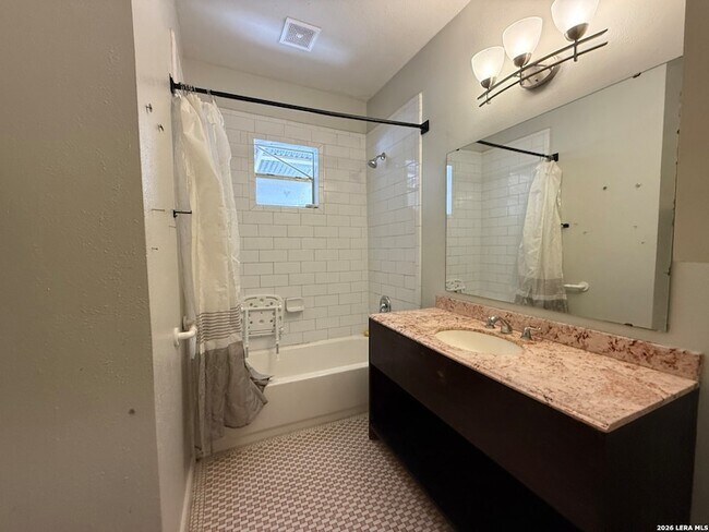 Building Photo - 630 W Gramercy Pl