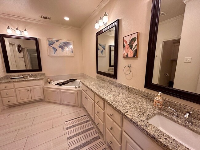 Building Photo - 3 Bed 2 Bath Mid Term Rental