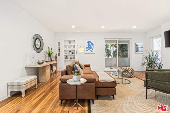 Building Photo - 329 S Reeves Dr