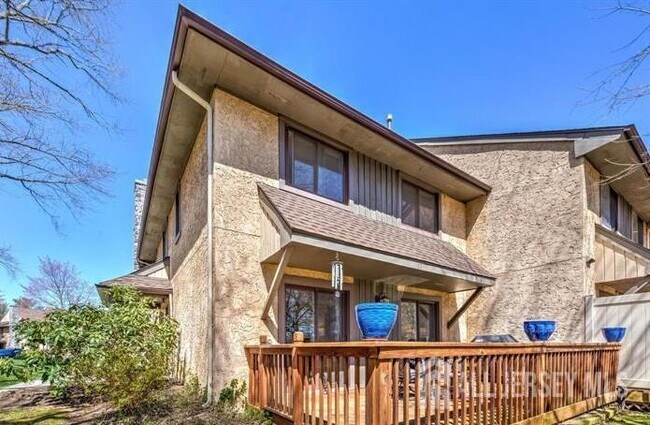 Building Photo - 17 Ashford Dr