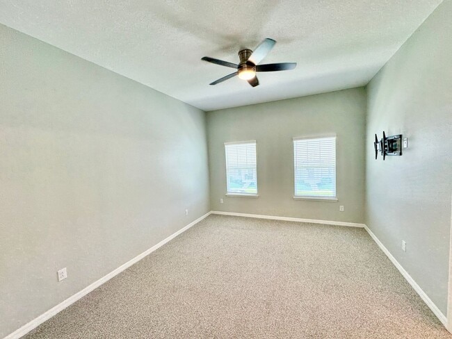 Building Photo - FOR RENT - Fantastic end unit townhouse in...