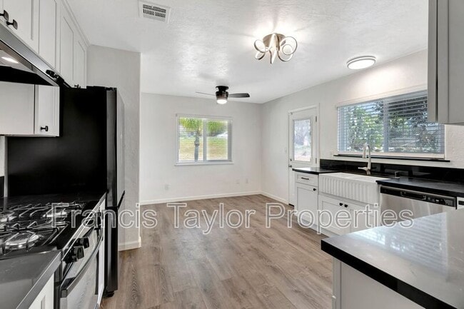 Building Photo - 525 Smilax Rd
