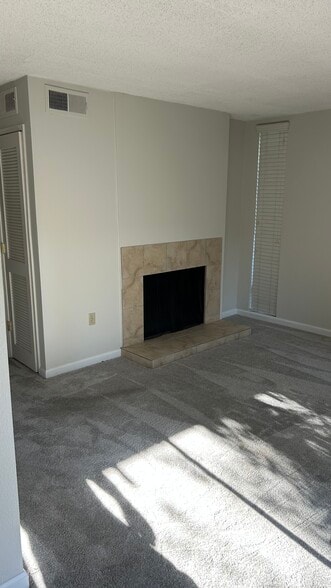 Living room - 871 Woodside Ln E