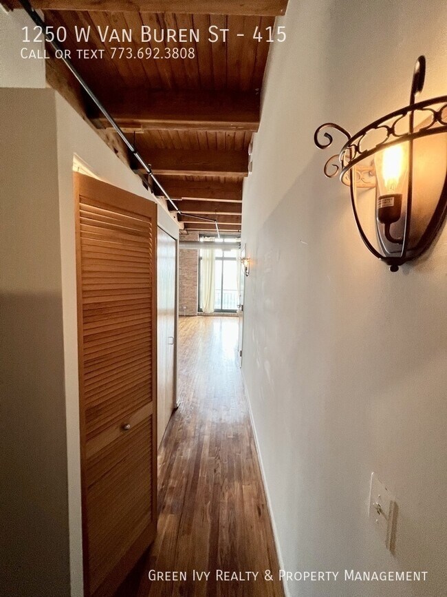 Building Photo - 1250 W Van Buren St