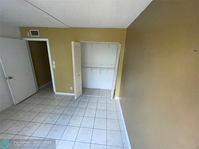 Building Photo - 1000 NW 80th Ave