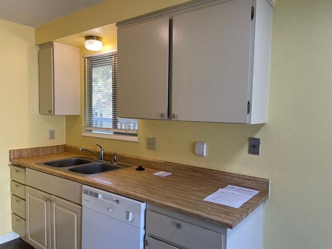 Building Photo - Great 1 bedroom, 1 bath cottage ~ nice quiet street