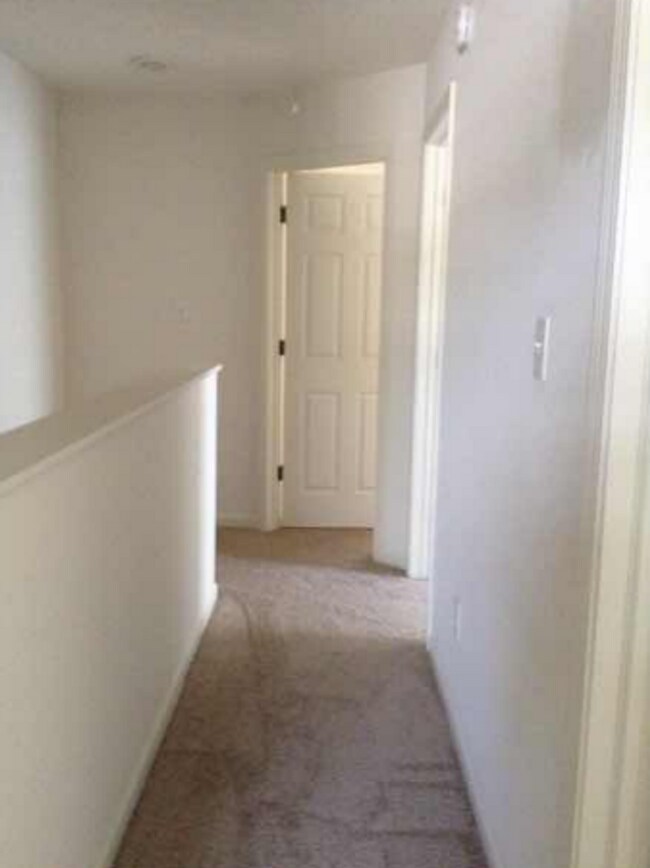 Building Photo - 3 bedroom, 2.5 bath Townhome