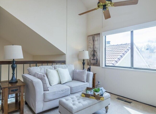 Building Photo - Walnut Creek Beautiful 2 bedroom 2 bath townhome excellent location!