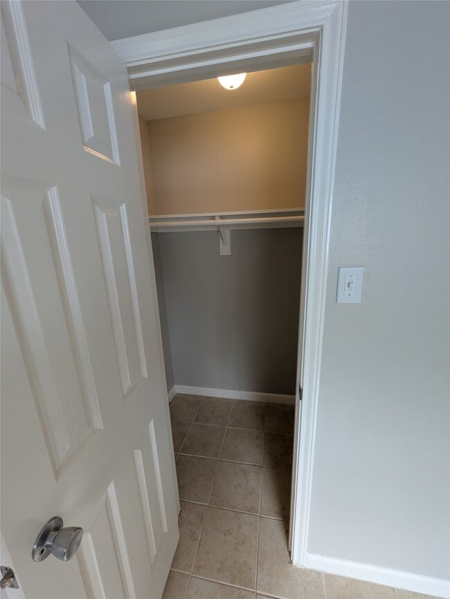 Building Photo - 18514 Meadows Way Dr