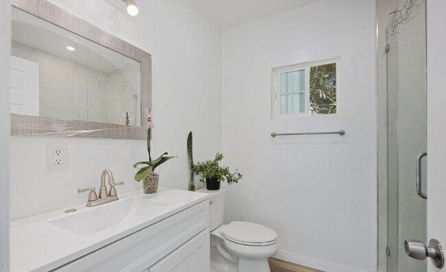 Building Photo - 2nd Floor Studio in the Heart of Highland Park