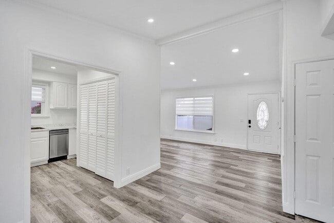 Building Photo - 229 SW 1st Ave