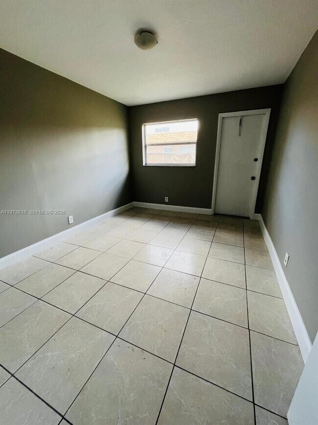 Building Photo - 7701 SW 10th Ct