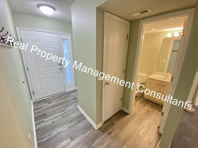 Building Photo - Updated 2 Bedroom Townhome