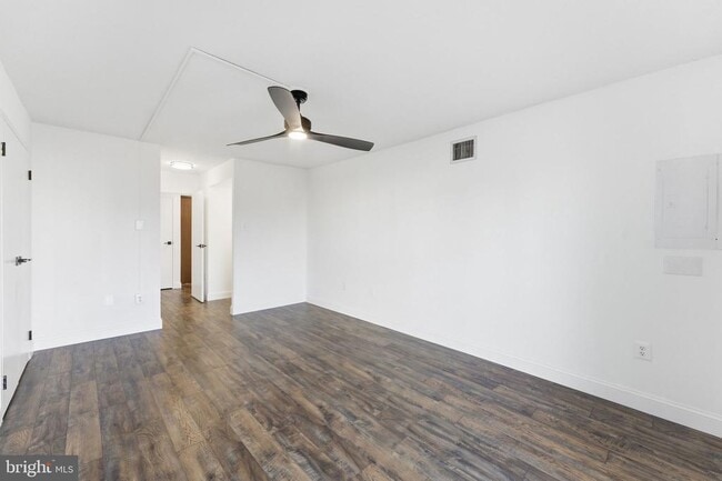 Building Photo - 250 S Reynolds St