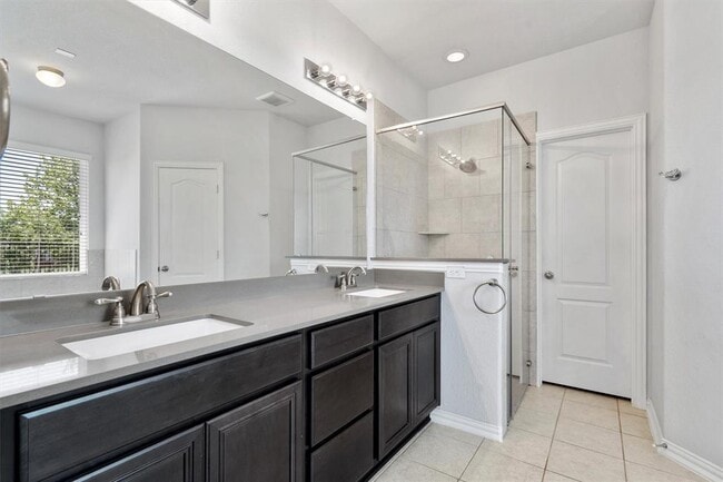 Building Photo - 497 Esperanza Dr