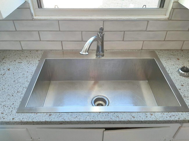 Building Photo - 808 Carlisle Blvd NE