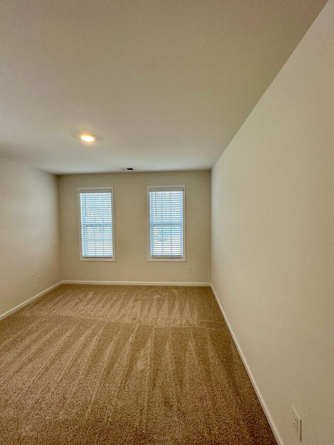 Building Photo - Beautiful 4BR/3BA Home in Falls Cove @ Lak...