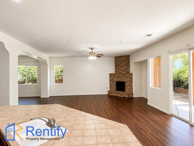 Building Photo - 4 bed, 2.5 bath home in NW Bakersfield - Gardener included