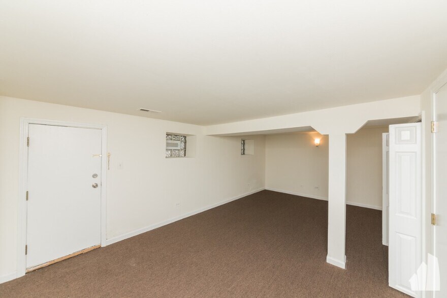 Building Photo - 2833 W Medill Ave