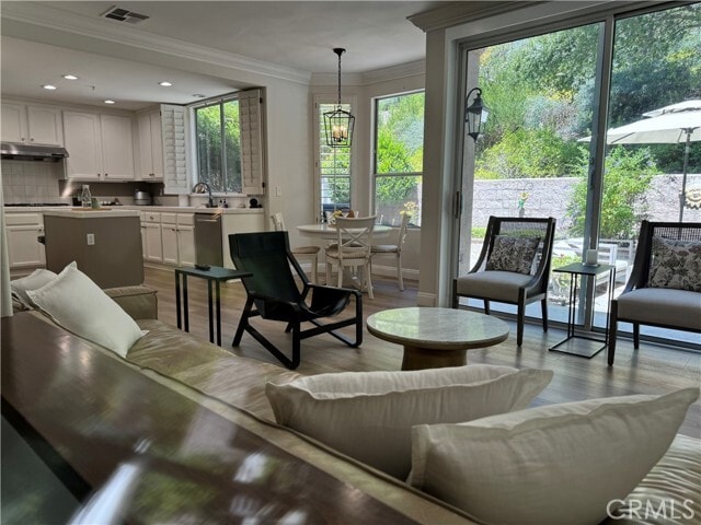 Building Photo - 440 S San Vicente Ln