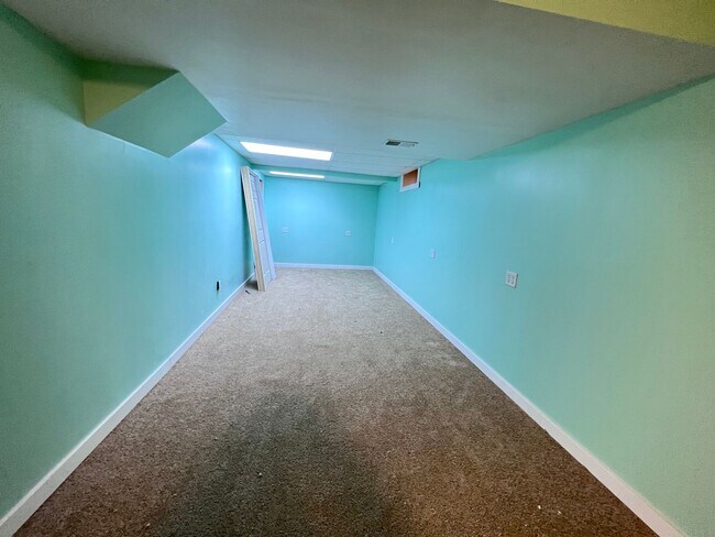 Building Photo - Large Home in Forest Hills School District