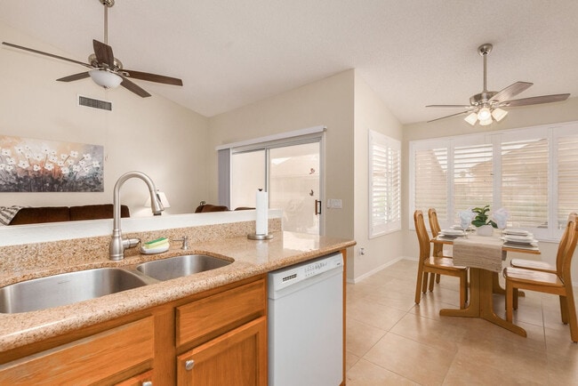 Building Photo - 1692 E Palm Beach Dr