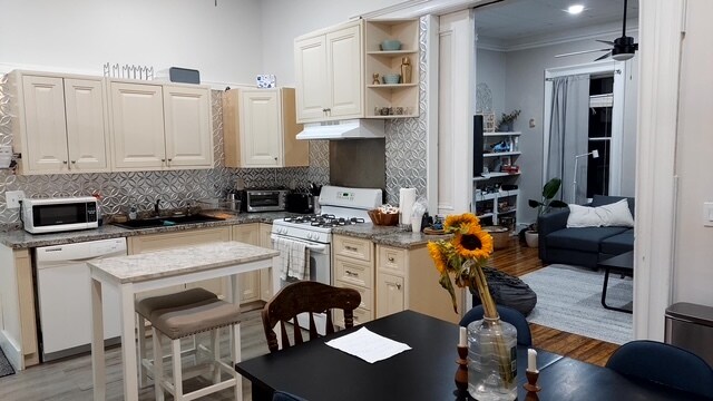 Kitchen -1 - 180 Bowen St