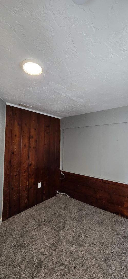 Building Photo - ONE BEDROOM ONE BATHROOM NEWLY RENOVATED A...