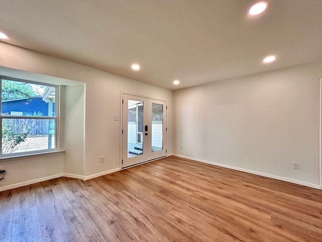 Building Photo - 4 Bed / 2 Bath Home with Covered Porch, Su...