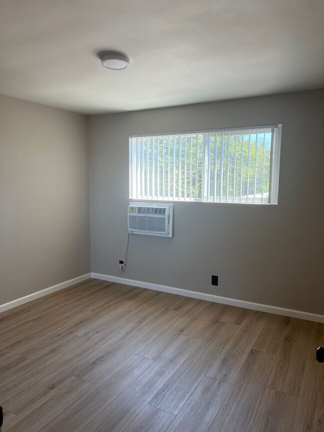 Building Photo - 1 Month Free! Modern 1-Bedroom Apartment i...