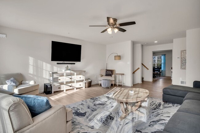 Building Photo - Luxury 4/BR, 2.5 bath townhouse