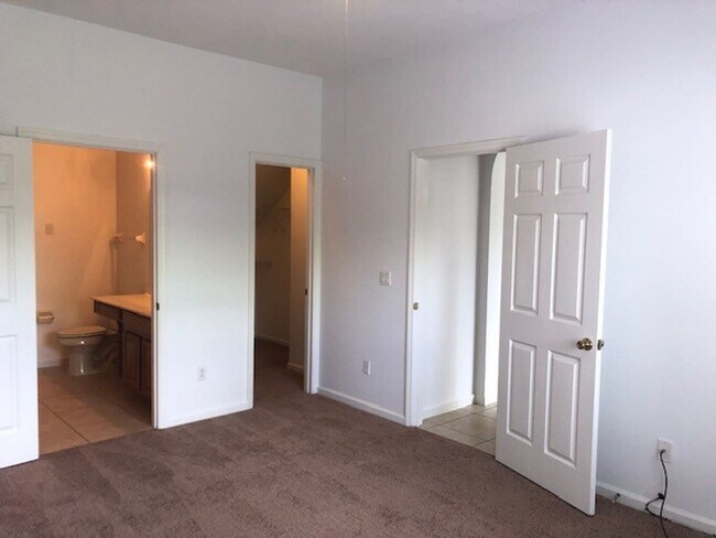 Building Photo - Remodeled Kitchen!! Wonderful Avalon Park-...