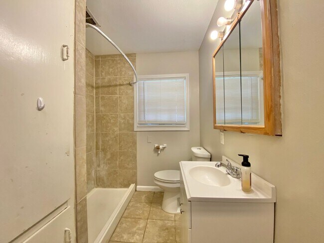 Building Photo - PRE LEASING NOW - AVAILABLE 7/14