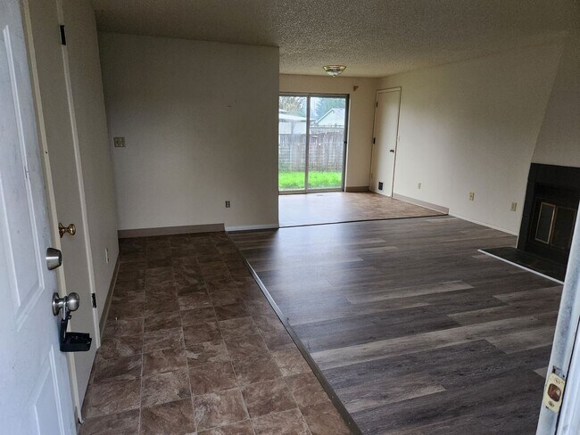 Building Photo - Zou 1315 Duplex