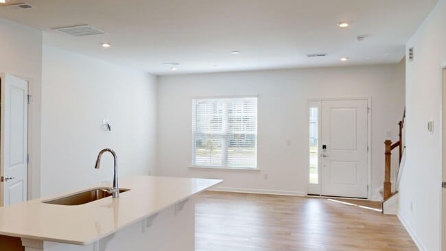 Building Photo - Immaculate New Townhome in Pringle Towns