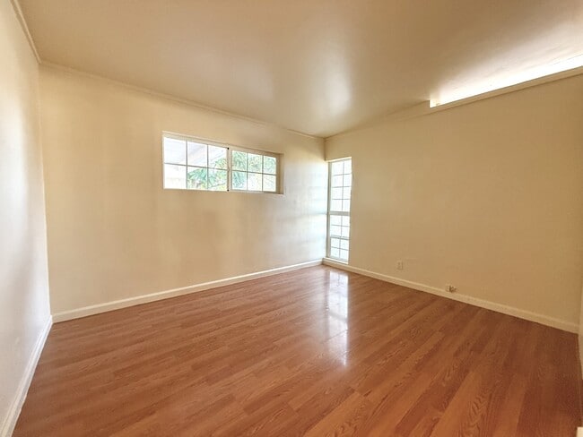 Building Photo - 13949 Oval Dr