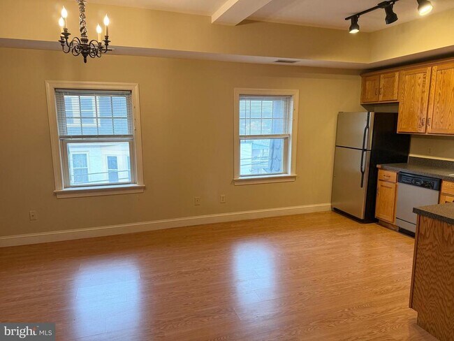 Building Photo - 101 King St