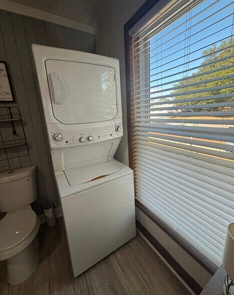 Building Photo - 6873 Foxchase Cir