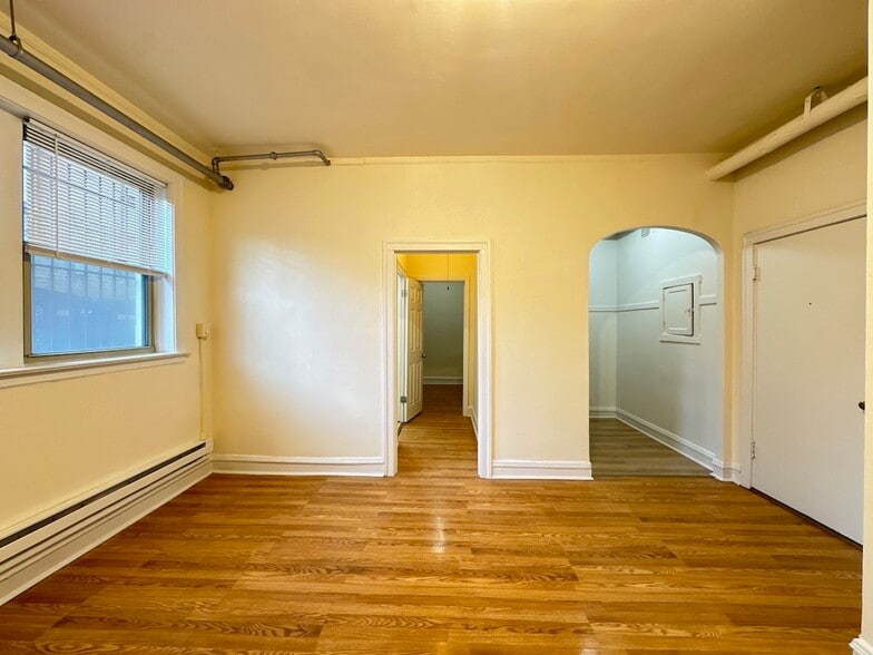 Building Photo - 2536 N Sawyer Ave