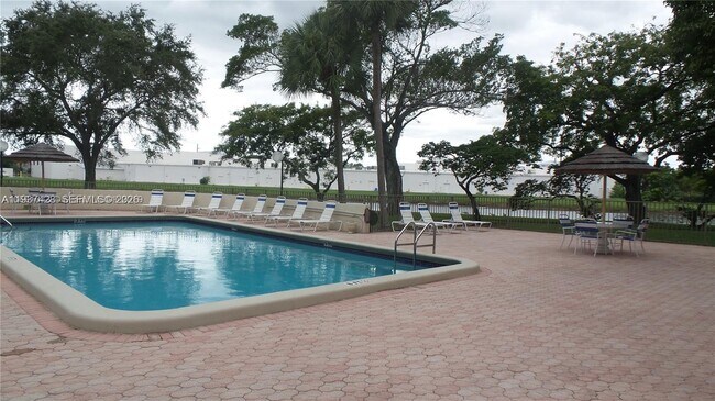 Building Photo - 2320 S Cypress Bend Dr